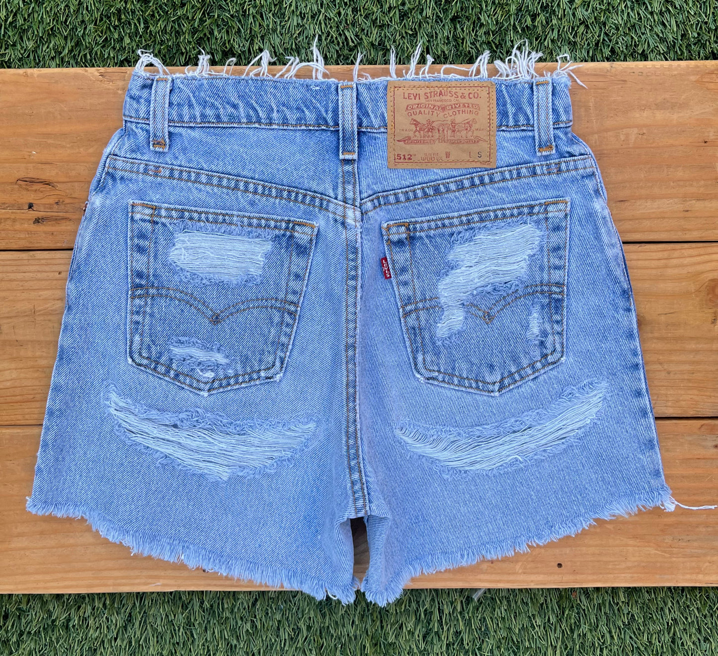 W27 512 Vintage Levi's Butt Rip Short