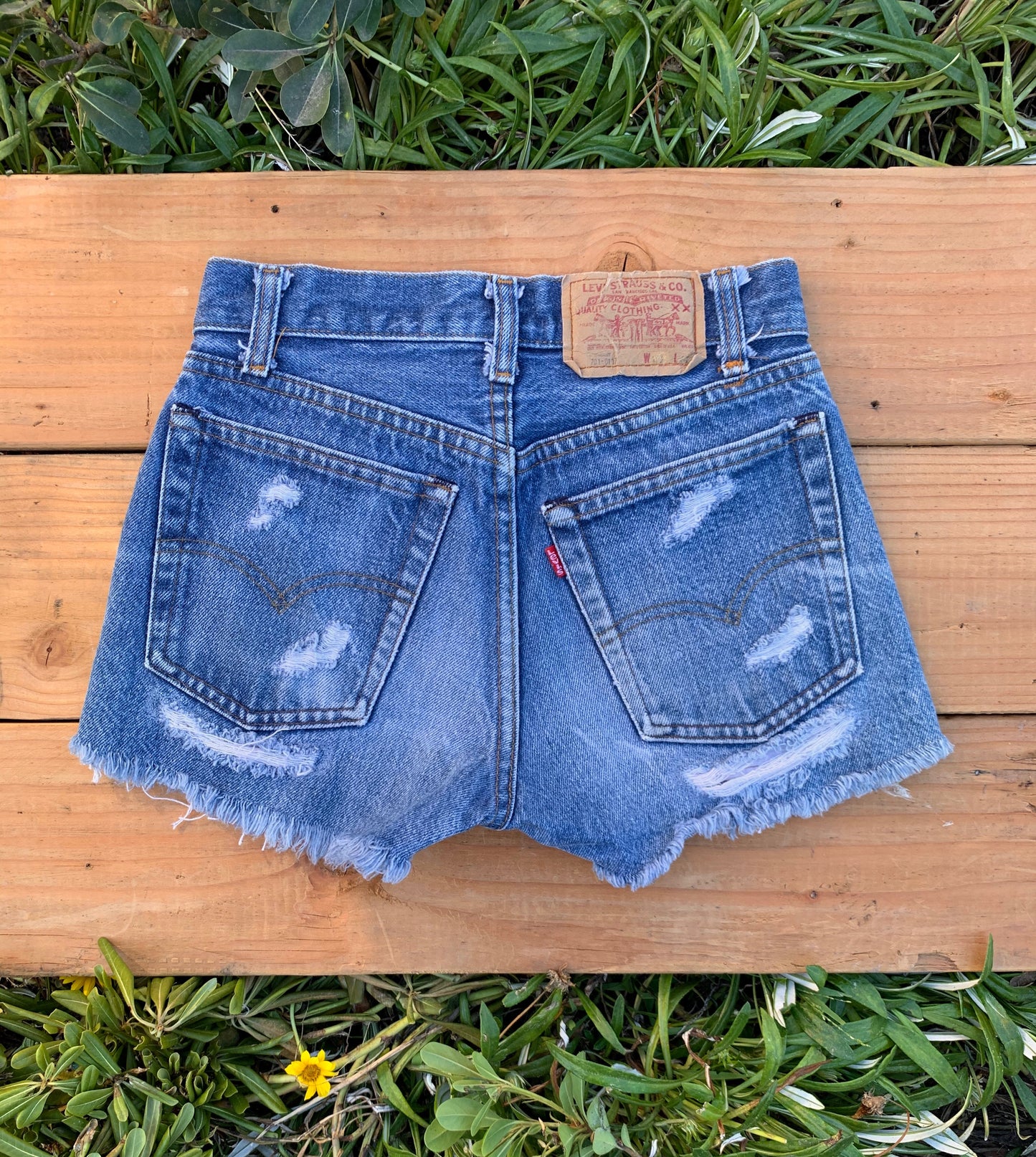 W23 501 Vintage Levi's Butt Rip Short